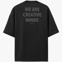 Camiseta com estampa frontal de texto "WE ARE CREATIVE MINDS" e estampa traseira maior com mesma frase, acompanhada de texto menor "just ship it".
