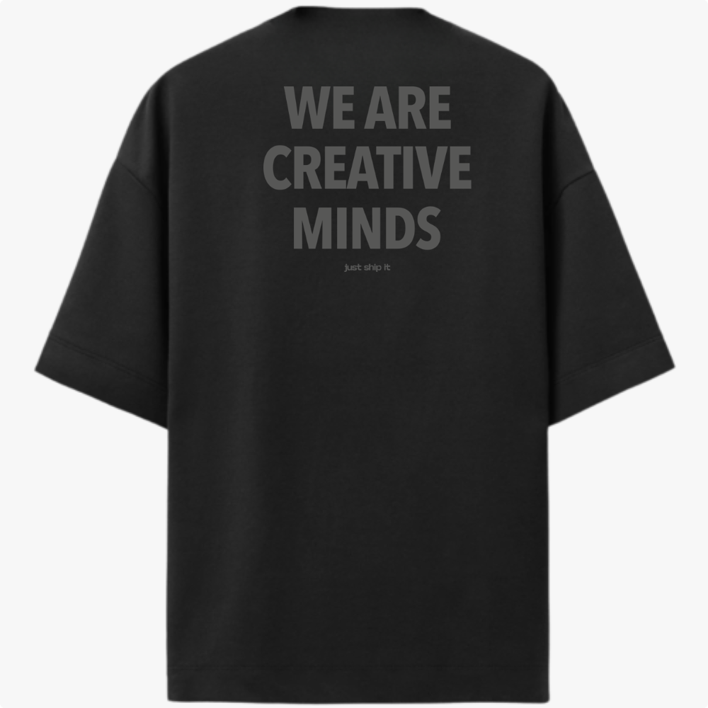 Camiseta com estampa frontal de texto "WE ARE CREATIVE MINDS" e estampa traseira maior com mesma frase, acompanhada de texto menor "just ship it".