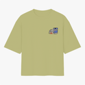 Camiseta com estampa frontal de um tênis estilizado com detalhes em estrelas e um padrão de linhas destacado em seu design gráfico.