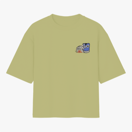 Camiseta com estampa frontal de um tênis estilizado com detalhes em estrelas e um padrão de linhas destacado em seu design gráfico.