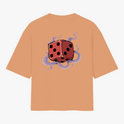 Camiseta com estampa frontal de desenho estilizado minimalista e estampa traseira de dado vermelho flutuante cercado por fumaça sinuosa.