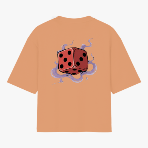Camiseta com estampa frontal de desenho estilizado minimalista e estampa traseira de dado vermelho flutuante cercado por fumaça sinuosa.