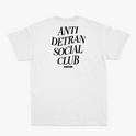 Camiseta com estampa frontal de escrita "ANTI DETRAN SOCIAL CLUB" e estampa traseira maior com a mesma mensagem, acompanhada por "NO BREAK STUDIOS".