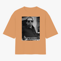 Camiseta com estampa frontal de fotografia em preto e branco de uma pessoa usando óculos escuros, com texto estilizado acima e abaixo da imagem.