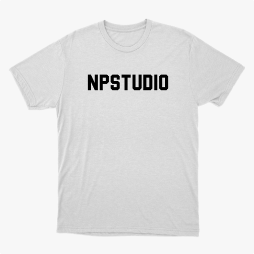 Camiseta com estampa frontal de texto estilizado "NPSTUDIO" em fonte sólida e de destaque centralizada, sem elementos adicionais visíveis.