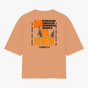 Camiseta com estampa frontal de texto circular "MOVE" e estampa traseira de texto "AVIVA JOVEM" com chamas e citação bíblica de 1 Pedro 2:9.