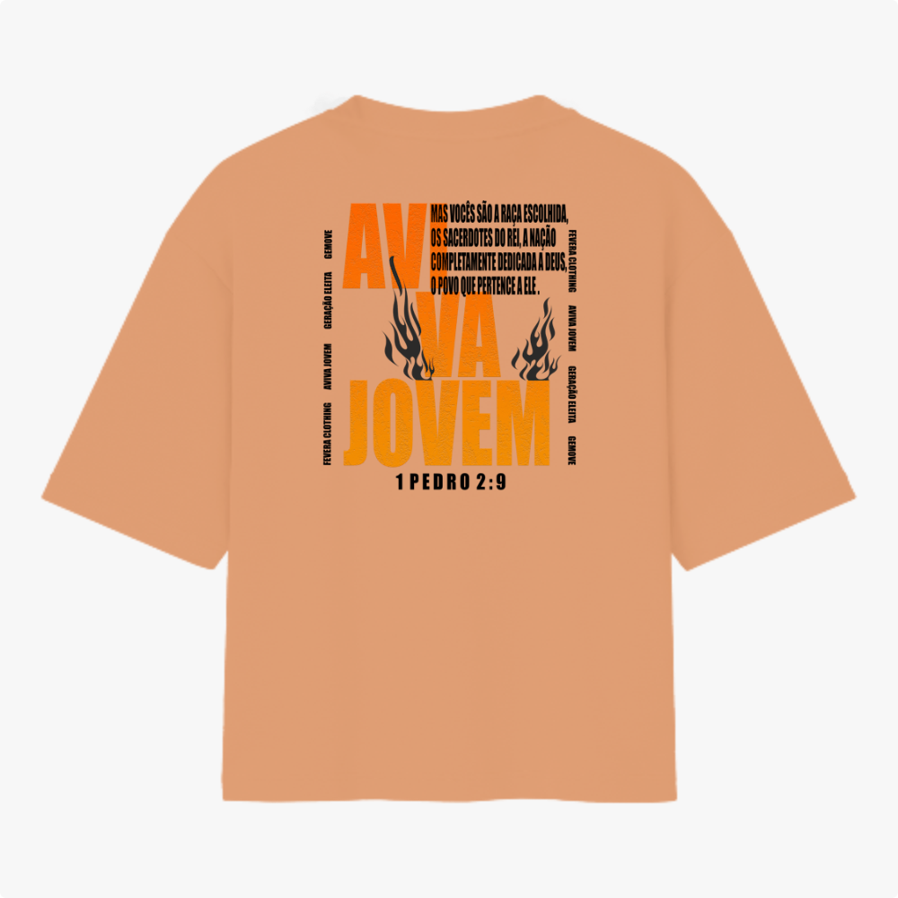 Camiseta com estampa frontal de texto circular "MOVE" e estampa traseira de texto "AVIVA JOVEM" com chamas e citação bíblica de 1 Pedro 2:9.