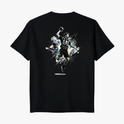 Camiseta com estampa frontal de logotipo minimalista com texto estilizado e estampa traseira de jogador de esportes em ação, cercado por elementos gráficos dinâmicos.