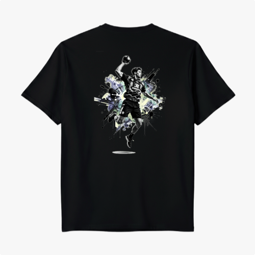 Camiseta com estampa frontal de logotipo minimalista com texto estilizado e estampa traseira de jogador de esportes em ação, cercado por elementos gráficos dinâmicos.