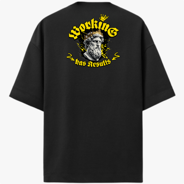 Camiseta com estampa frontal de "H" estilizado e estampa traseira de figura clássica com coroa, rodeado por texto "Working has Results" em estilo robusto.