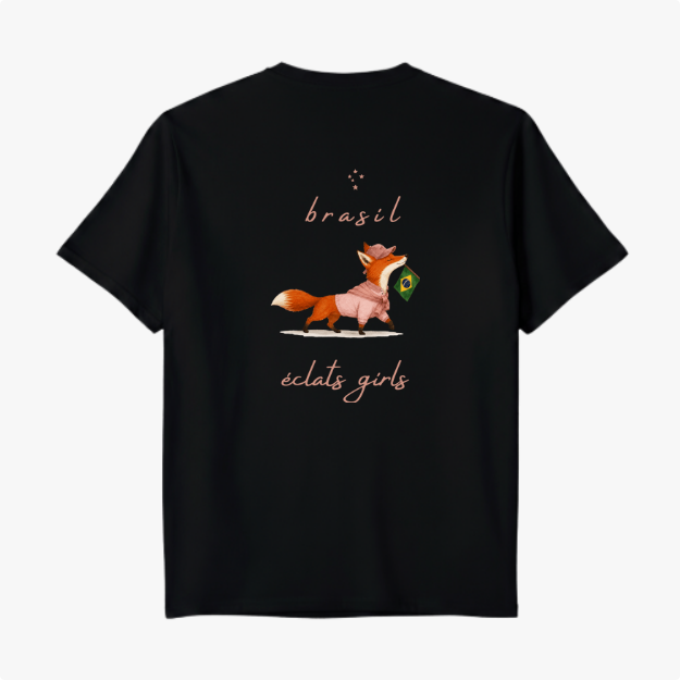Camiseta com estampa frontal de assinatura estilizada e estampa traseira de raposa carregando bandeira, acompanhada de palavras "brasil" e "éclats girls".