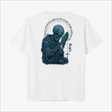 Camiseta com estampa frontal de cruz estilizada e "Legio" e estampa traseira de esqueleto rezando, rodeado de caveiras e halo envolvente com letras.