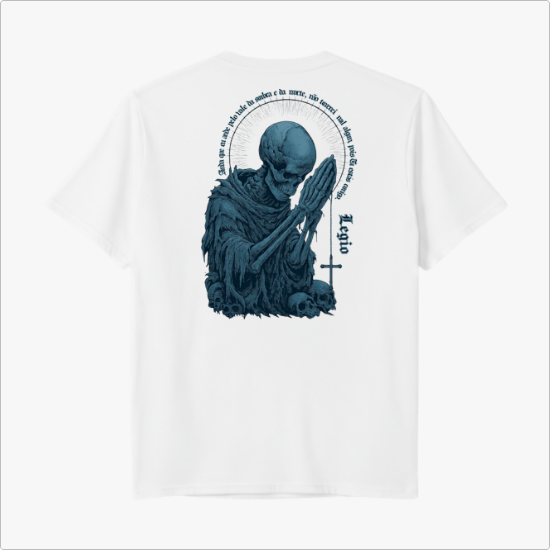 Camiseta com estampa frontal de cruz estilizada e "Legio" e estampa traseira de esqueleto rezando, rodeado de caveiras e halo envolvente com letras.
