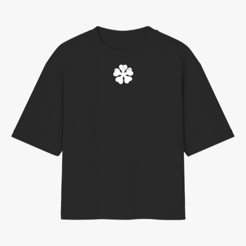 Camiseta com estampa frontal de trevo quádruplo estilizado e estampa traseira de arte em quadrinhos com personagem em recortes verticais e texto em japonês.