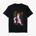 Camiseta com estampa frontal de personagem com capuz, vestindo roupa estampada, mão no rosto, cabelos lisos e detalhes gráficos ao redor.