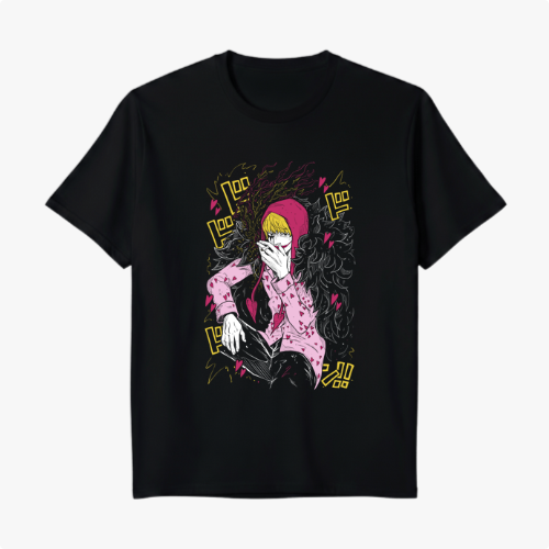 Camiseta com estampa frontal de personagem com capuz, vestindo roupa estampada, mão no rosto, cabelos lisos e detalhes gráficos ao redor.