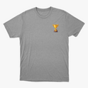 Camiseta com estampa frontal de troféu estilizado pequeno e estampa traseira de troféu grande sobre frase "QUEM VENCER HERDARÁ TODAS ESSAS COISAS APOCALIPSE 21:7".