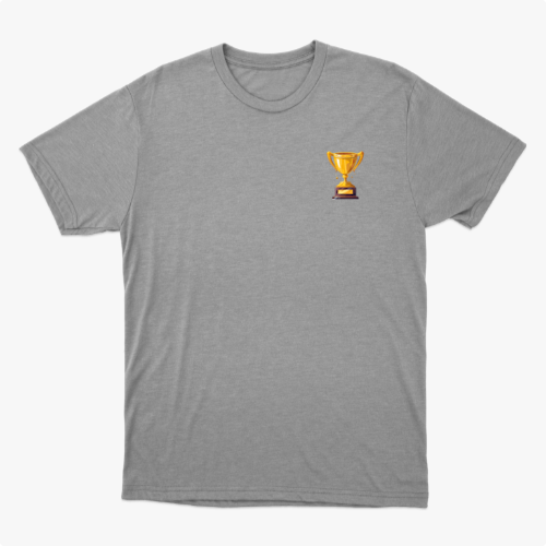 Camiseta com estampa frontal de troféu estilizado pequeno e estampa traseira de troféu grande sobre frase "QUEM VENCER HERDARÁ TODAS ESSAS COISAS APOCALIPSE 21:7".