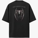 Camiseta com estampa frontal de texto "no mercy club" em estilo gótico e estampa traseira de aranha estilizada com texto superior "no mercy club".