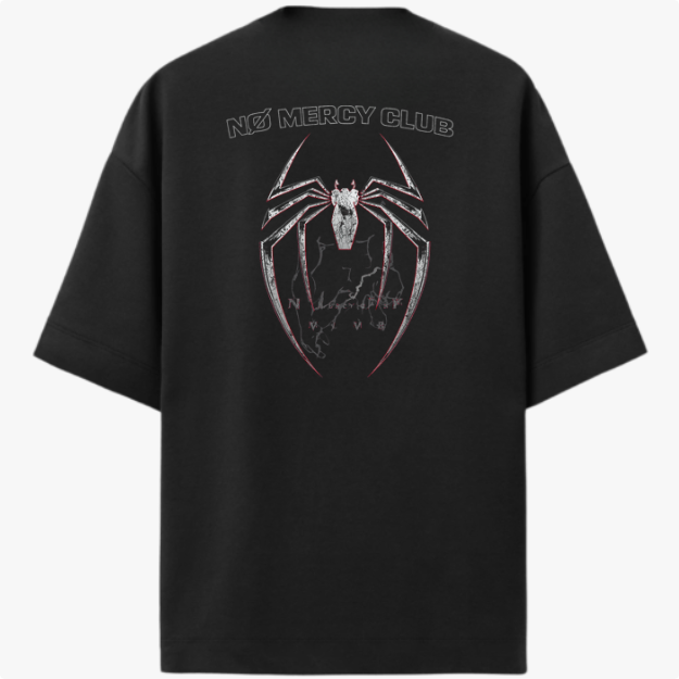 Camiseta com estampa frontal de texto "no mercy club" em estilo gótico e estampa traseira de aranha estilizada com texto superior "no mercy club".