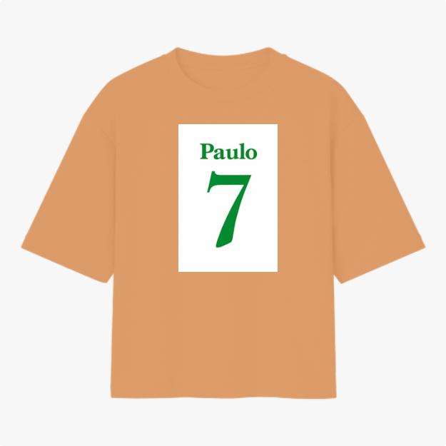 Camiseta com estampa frontal de nome "Paulo" acima do número "7", ambos em fonte estilizada, sugerindo uma temática esportiva ou personalizada.