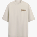 Camiseta com estampa frontal de palavra gotejante estilizada e estampa traseira de nome com tipografia imponente sobre texto escorrido similar.