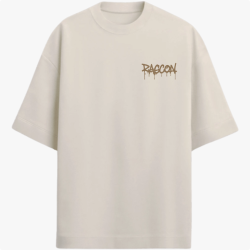 Camiseta com estampa frontal de palavra gotejante estilizada e estampa traseira de nome com tipografia imponente sobre texto escorrido similar.