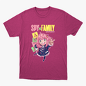Camiseta com estampa frontal de personagem animado de cabelo rosa, cercado por blocos com letras coloridas, sobre o texto "SPY x FAMILY".