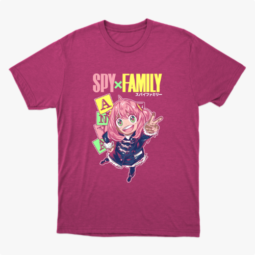 Camiseta com estampa frontal de personagem animado de cabelo rosa, cercado por blocos com letras coloridas, sobre o texto "SPY x FAMILY".