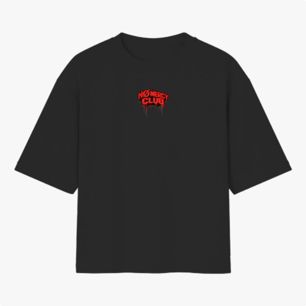 Camiseta com estampa frontal de letras estilizadas "No Mercy Club" com efeito escorrido e estampa traseira de uma cobra com capuz erguido e detalhes geométricos.