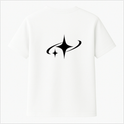 Camiseta com estampa frontal de caracteres estilizados ao lado de uma pequena estrela e estampa traseira de design maior com estrelas sobrepostas.