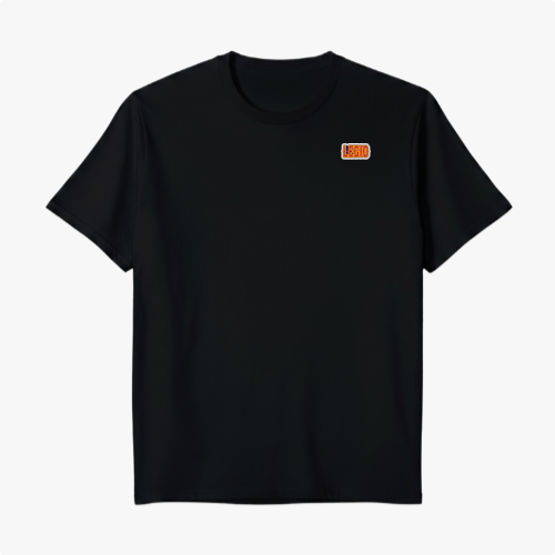 Camiseta com estampa frontal de logo pequeno com texto e estampa traseira de Papai Noel segurando rifle, com textos grandes em estilo festivo.