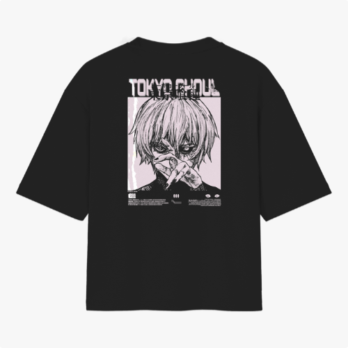 Camiseta com estampa frontal de personagem de mangá sombroso em close e estampa traseira detalhada do mesmo personagem com título "Tokyo Ghoul" acima.