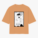 Camiseta com estampa frontal de personagem em estilo cartoon, com cabelo longo, fazendo sinal de paz em uma rua urbana com edifícios detalhados ao fundo.