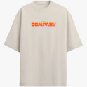 Camiseta com estampa frontal de texto "COMPANY" em relevo e estampa traseira de ilustração artística com rostos repetidos sobre fundo geométrico.