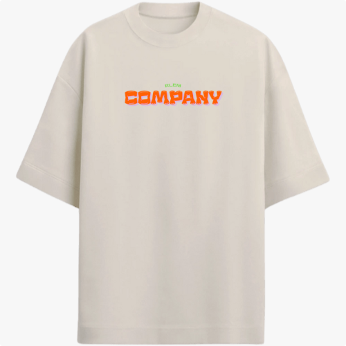 Camiseta com estampa frontal de texto "COMPANY" em relevo e estampa traseira de ilustração artística com rostos repetidos sobre fundo geométrico.