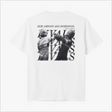 Camiseta com estampa frontal de texto simples "RIVALS" e estampa traseira de dois pilotos competindo, sobrepostos pela palavra "RIVALS" em repetição.
