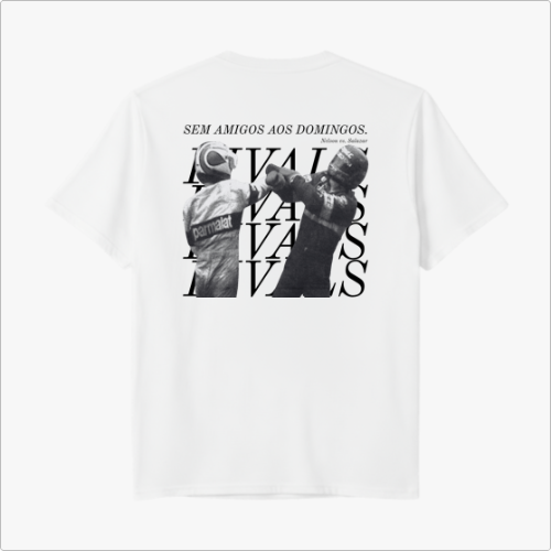 Camiseta com estampa frontal de texto simples "RIVALS" e estampa traseira de dois pilotos competindo, sobrepostos pela palavra "RIVALS" em repetição.