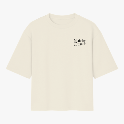 Camiseta com estampa frontal de "Made by Creator" em letras estilizadas e estampa traseira de "Made by Creator" acompanhada por ilustração de flores coloridas.