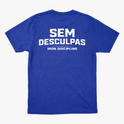 Camiseta com estampa frontal de "IRON DISCIPLINE" acompanhada de desenho de barras, e estampa traseira de "SEM DESCULPAS IRON DISCIPLINE" em letras destacadas.