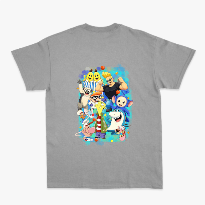 Camiseta com estampa frontal de assinatura estilizada em caligrafia cursiva e estampa traseira de diversos personagens em estilo cartunesco rodeados por elementos coloridos.
