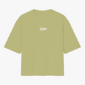 Camiseta com estampa frontal de "Verbo" estilizado centralizado e estampa traseira de frase artística "Ele Vive em Mim" com design tipográfico elegante.