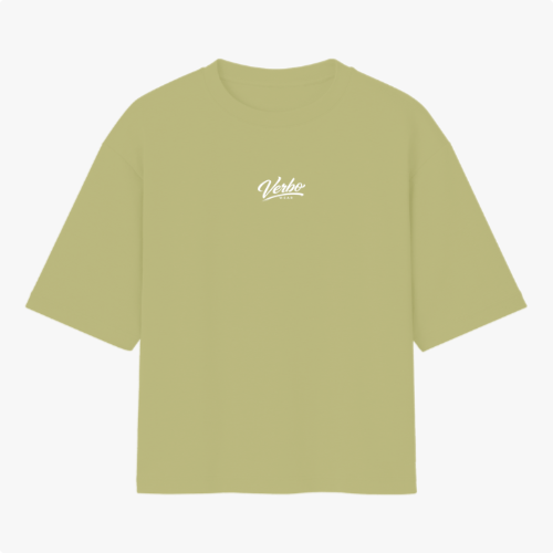 Camiseta com estampa frontal de "Verbo" estilizado centralizado e estampa traseira de frase artística "Ele Vive em Mim" com design tipográfico elegante.
