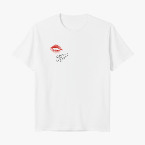 Camiseta com estampa frontal de marcas de batom vermelho e assinatura artística e estampa traseira de colagem com retrato feminino, flores e cores vibrantes.