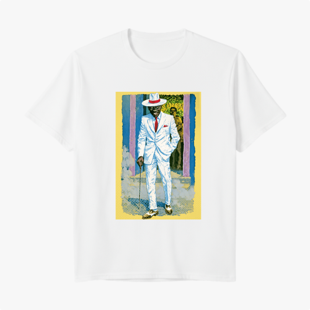 Camiseta com estampa frontal de homem de terno branco segurando bengala, chapéu elegante, ao fundo parede com graffiti e dois observadores.