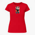 Camiseta com estampa frontal de panda estilizado, vestindo roupa clássica e chapéu, sobre fundo geométrico abstrato contrastante.