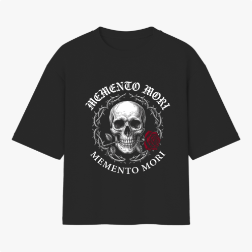 Camiseta com estampa frontal de uma caveira centralizada, cercada por arame farpado e acompanhada de uma rosa e as palavras “Memento Mori” acima e abaixo.
