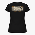 Camiseta com estampa frontal de logotipo pequeno "VALA KUSTOM" e estampa traseira com frase "SEM DESCULPAS SEM REMORSOS" e detalhes de corrida.