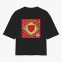 Camiseta com estampa frontal de gaiola e texto pequeno e estampa traseira de mosaico colorido com coração centralizado e assinatura no canto.