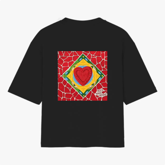 Camiseta com estampa frontal de gaiola e texto pequeno e estampa traseira de mosaico colorido com coração centralizado e assinatura no canto.